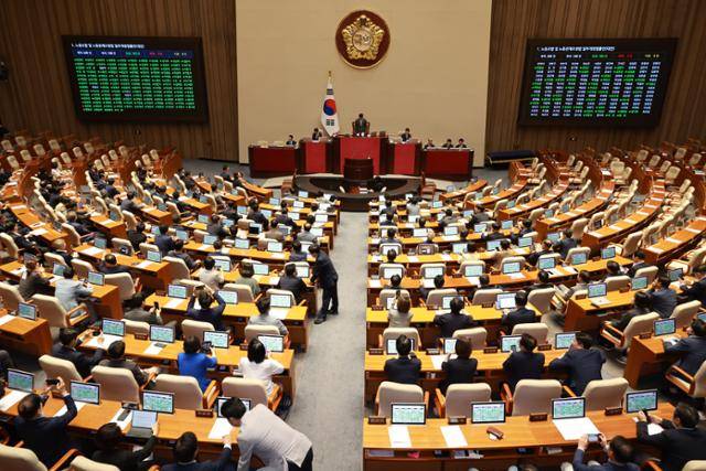 지난 24일 서울 여의도 국회 본회의장에서 노란봉투법이 통과되는 모습. 뉴시스