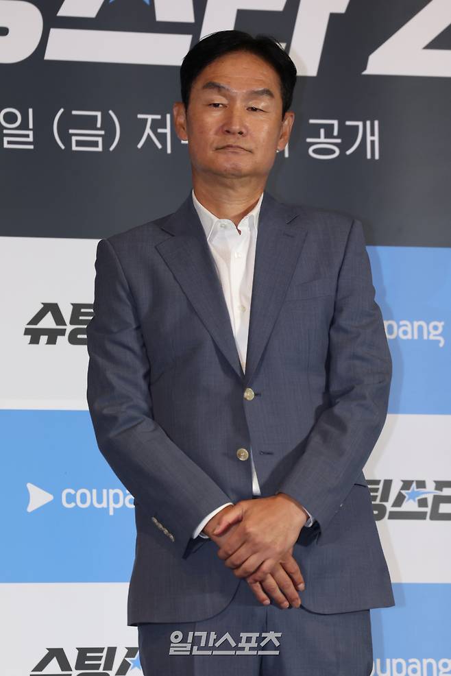 축구감독 최용수가 28일 오전 서울 구로구 더링크호텔에서 열린 쿠팡플레이 예능 '슈팅스타2' 제작발표회에 참석해 포토타임을 갖고 있다. '슈팅스타2'는 은퇴 후 제대로 진짜 축구를 즐길 줄 알게 된 레전드 스타 플레이어들이 K3리그에 도전하는 성장 축구 예능. 오는 29일 저녁 8시 공개. 서병수 기자 qudtn@edaily.co.kr /2025.08.28/