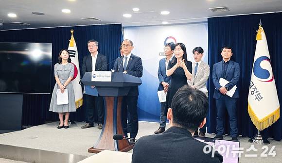 고학수 개인정보보호위원장(가운데)이 28일 오전 정부서울청사에서 SK텔레콤 개인정보 유출사고에 대한 제재 처분 내용을 발표하고 있다. [사진=안세준 기자]