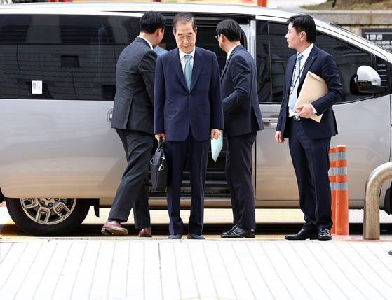 한덕수 전 국무총리가 27일 오후 서초구 서울중앙지법에서 열린 구속 전 피의자 심문(영장실질심사)에 출석하고 있다. 뉴스1