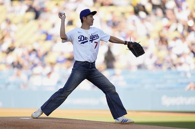 손흥민이 다저스타디움에서 생애 첫 야구 시구자로 나섰다. AP=연합뉴스