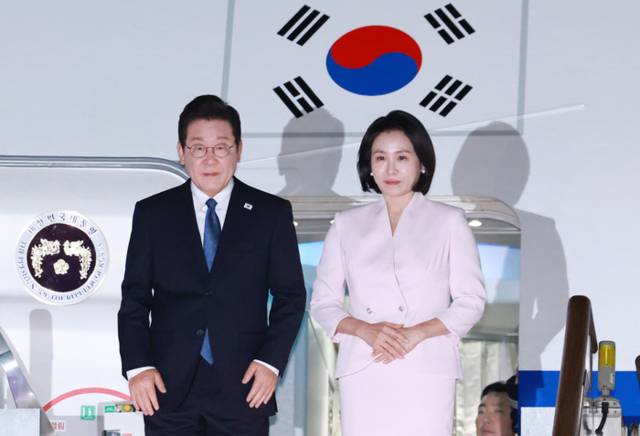 ▲ 이재명 대통령과 김혜경 여사가 일본·미국 방문 일정을 마치고 28일 경기도 성남 서울공항에 도착하고 있다. 2025.8.28 연합뉴스