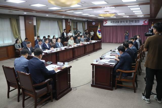 ▲ 강원도는 28일 오전 도청에서 김진태 도지사를 비롯한 실국장과 강원연구원 등이 참석한 가운데 ‘국정과제 분석 및 전략회의’를 개최했다. 강원도 제공