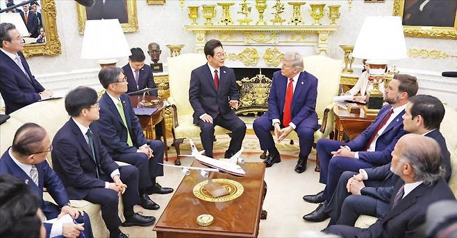 이재명 대통령이 지난 25일 미국 워싱턴DC 백악관 오벌오피스에서 열린 도널드 트럼프 미국 대통령과의 한·미 정상회담에서 발언하고 있다.  /연합뉴스