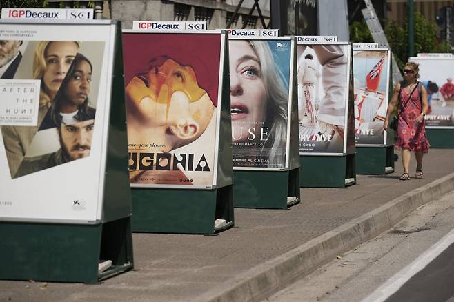 Film posters outside the Excelsior hotel ahead of the Venice Film Festival in Venice, Italy, on Tuesday, Aug. 26, 2025. (Photo by Alessandra Tarantino/Invision/AP) 082625131988, 21334631,/2025-08-26 22:04:12/
<저작권자 ⓒ 1980-2025 ㈜연합뉴스. 무단 전재 재배포 금지, AI 학습 및 활용 금지>