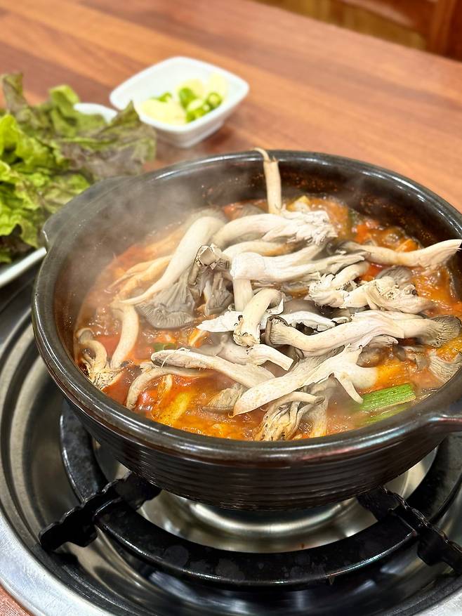 청주 로컬 맛집 중 한 곳으로 꼽히는 백송식당. 사진=박소윤