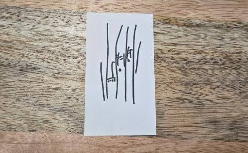 정병규 정병규디자인·정병규학교 대표의 명함 뒷면. 이름 세 글자가 마치 책장에 꽂힌 책등처럼 보이는 한글 타이포그래피가 담겨 있다. 세로로 긴 명함 형태는 단행본 책의 판형과 닮아 있다.