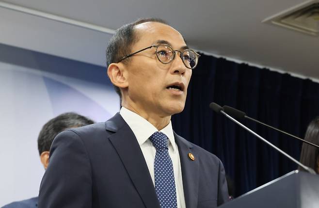 고학수 개인정보보호위원회 위원장이 28일 서울 종로구 정부서울청사에서 SK텔레콤 개인정보 유출사고 제재처분 의결과 관련해 브리핑하고 있다. 사진=연합뉴스
