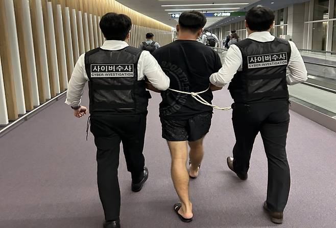 지난 8월 총책이 국내 송환되어 인천공항에서 이동하는 모습./사진=서울경찰청 제공