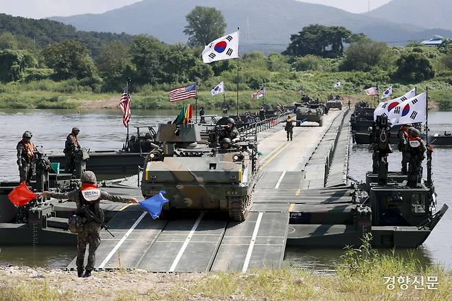 27일 경기 여주시 남한강 일대에서 열린 한미 연합 도하 훈련에서 육군 7공병 여단과 미2사단 한미연합사단 11공병대대가 훈련을 진행하고 있다.  문재원 기자