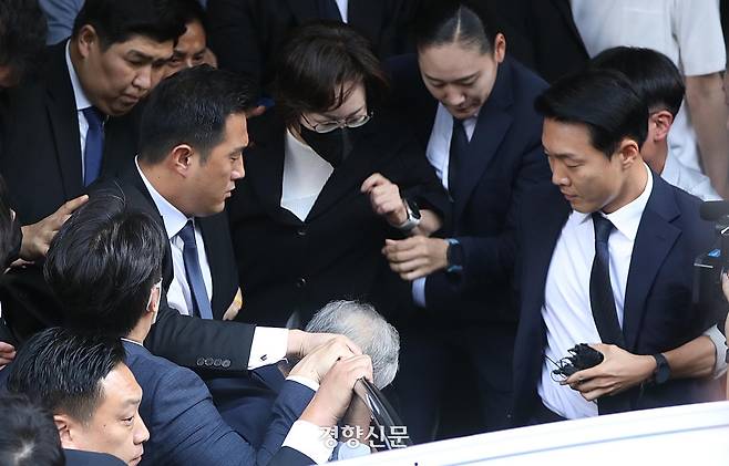 이태원 참사 부실 대응 혐의를 받는 박희영 서울 용산구청장이 지난해 9월30일 오후 서울 마포구 서울서부지법에서 1심 무죄를 선고받고 법원 밖으로 나서고 있다. 김창길 기자