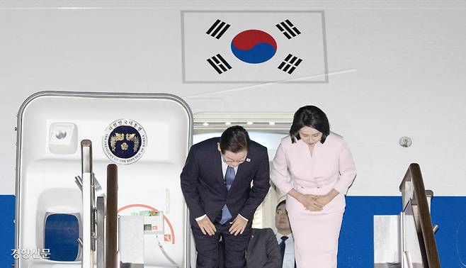 이재명 대통령과 김혜경 여사가 일본·미국 순방을 마치고 28일 경기 성남시 서울공항에 도착해 공군 1호기에서 내리며 귀국인사를 하고 있다. 김창길 기자