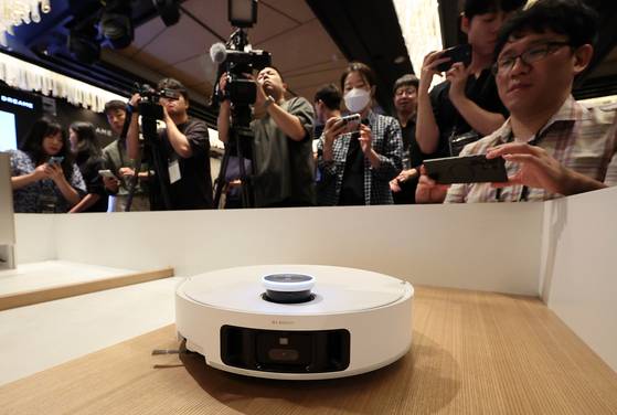 A product demonstration takes place during Dreame’s 2025 product launch event at the Four Seasons Hotel in Jongno District, central Seoul, on Aug. 21. [NEWS1]