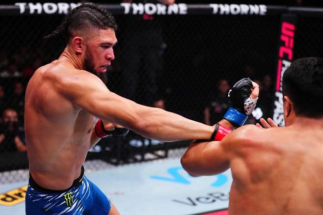 조니 워커가 장밍양에게 2라운드 2분37초 만에 승리했다. UFC 제공