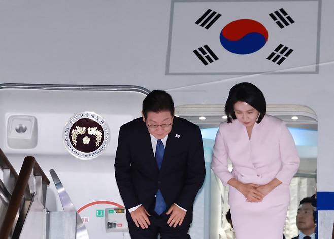 이재명 대통령과 김혜경 여사가 일본·미국 방문 일정을 마치고 28일 경기도 성남 서울공항에 도착해 공군1호기에서 내리며 인사하고 있다.