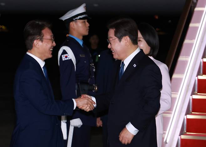 이재명 대통령과 김혜경 여사가 일본·미국 방문 일정을 마치고 28일 경기도 성남 서울공항에 도착해 김민석 국무총리와 인사하고 있다.&nbsp;