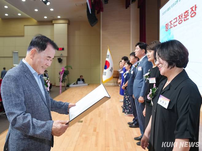 충남교육청은 28일 청 내 대강당에서 퇴임교육공무원과 가족들이 참석한 가운데 2025년 8월말 퇴임 교육공무원에 대한 정부포상 전수식을 가졌다.&nbsp;