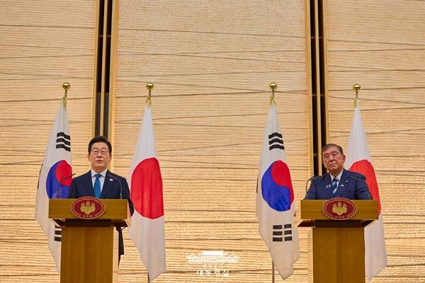 지난 23일 공동 언론 발표를 하는 이재명 대통령(왼쪽)과 이시바 일본 총리. 대통령실 제공&nbsp;