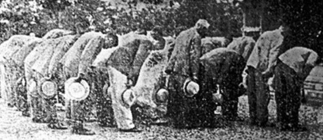 조선예수교장로회 총회 임원들이 1938년 9월 10일 제27회 총회에서 신사참배를 결의한 뒤 단체로 평양 신사를 찾아가 허리를 숙여 절하고 있다. 국민일보DB