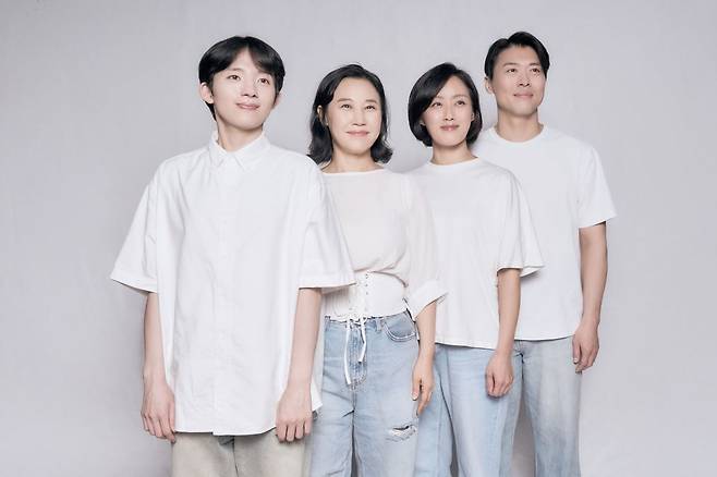 강동아트센터가 초연하는 음악극 ‘해리엇’은 동명 동화를 각색해 무장애 연극으로 선보인다. 사진은 출연 배우들.  (c)강동문화재단