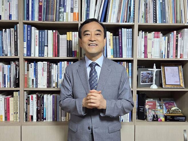 이용희 에스더기도운동 대표가 지난 26일 서울 영등포구 에스더기도센터에서 '북한 전문인 선교사 훈련학교'를 시작한 배경을 설명하고 있다.