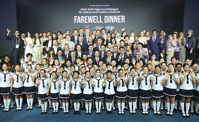 이철우 경북도지사와 주낙영 경주시장이 27일 문화산업 고위급대화 대표단을 위한 환송 만찬을 개최했다.   경북도 제공