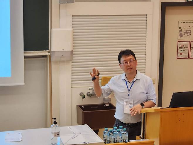 독일 도이치텔레콤 김주훈 박사가 27일(현지시간) 오스트리아 빈 공과대학에서 ‘6G 기술의 진화와 영향’ 세션을 진행하고 있다. 빈(오스트리아)=한국과학기자협회 공동취재단