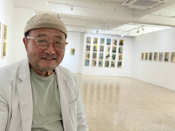 ‘드로잉 모심전 2025’ 전시장에서 김진열 작가. 예술공간 아름 제공