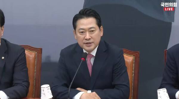 ▲장동혁 국민의힘 대표가 28일 최고위원회의에서 윤석열 전 대통령이 정신적 지주 역할을 하느냐는 등의 정청래 더불어민주당 대표의 공개 질의에 왜곡과 망상으로 점철된 정치공세라고 반박하고 있다. 사진=국민의힘 영상 갈무리