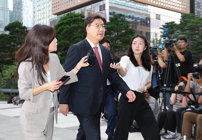 통일교 청탁 의혹을 받는 권성동 국민의힘 의원이 지난 27일 서울 종로구 KT광화문빌딩에 마련된 김건희 여사 관련 의혹을 수사하는 민중기 특별검사팀 사무실에 피의자 신분으로 출석하고 있다. [사진 출처 = 연합뉴스]