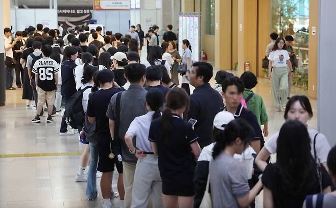 2025 하반기 지역인재 공공기관 합동 채용설명회가 열린 지난 26일 부산시 연제구 시청 로비에서 취업준비생들이 줄지어 입장을 기다리고 있다. [사진 출처 = 연합뉴스]
