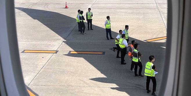일본 도쿄에도 폭염이 이어지는 가운데 하네다공항에서 이륙을 기다리는 공항 관계자들이 시원한 날개 그늘 아래에서 잠시 태양을 피하고 있습니다. 안전한 비행을 위해 노력하는 그들의 수고에 감사를 표합니다.  김호영 기자