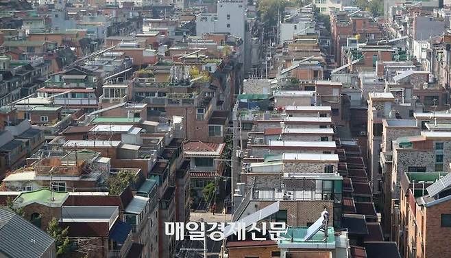 서울의 한 빌라 밀집지 전경. 전세사기 여파로 빌라 전세가격지수가 급감하며 비아파트 전세 시장이 크게 위축하고 있다. [매경DB]