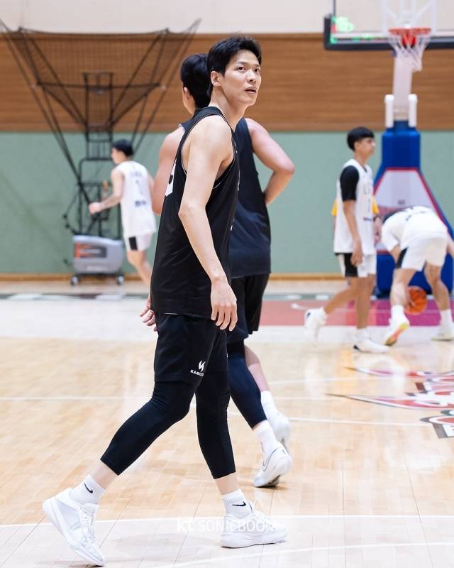 김선형은 “정말, 너무 기대하고 있다. 내가 SK에 오래 있었던 만큼 많은 팬분이 아쉬워하는 걸 알고 있다. 그렇기에 잠실학생체육관에서 경기하는 모습을 빨리 보여드릴 수 있어 다행이다. 오히려 좋게 생각한다”며 “마음 한 곳에 뜨거운 불을 갖고 가슴은 뜨겁게, 머리는 차갑게 SK와의 경기를 하겠다”고 다짐했다. 사진=kt 제공