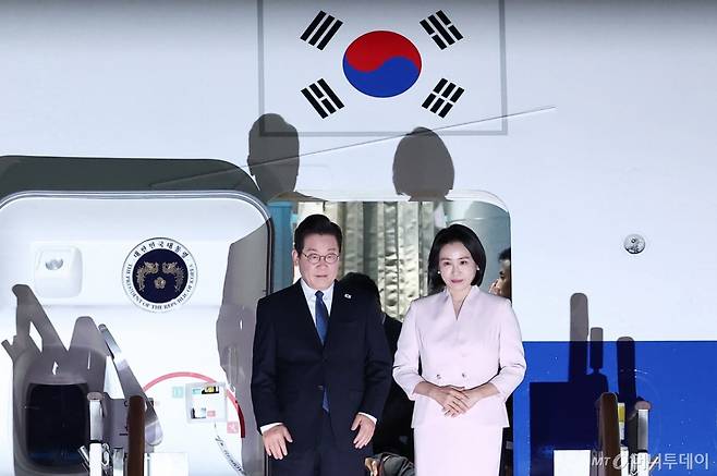 (성남=뉴스1) 김성진 기자 = '3박 6일' 일본·미국 순방 일정을 마친 이재명 대통령과 김혜경 여사가 28일 새벽 경기도 성남 서울공항을 통해 귀국해 인사하고 있다. 2025.8.28/뉴스1  Copyright (C) 뉴스1. All rights reserved. 무단 전재 및 재배포,  AI학습 이용 금지. /사진=(성남=뉴스1) 김성진 기자