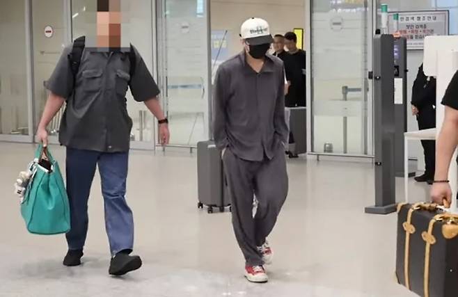 가수 지드래곤이 대한항공 일등석 승객에게 제공되는 편의복을 입고 공항에 등장해 화제를 모았다./사진=스타뉴스