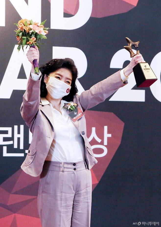 에스더포뮬러 여에스더 대표이사가 7일 온라인 생중계로 진행된 '2021 올해의 브랜드 대상' 시상식에서 유산균상을 수상한 뒤 포토타임을 갖고 있다. / 사진제공 = 한국소비자포럼