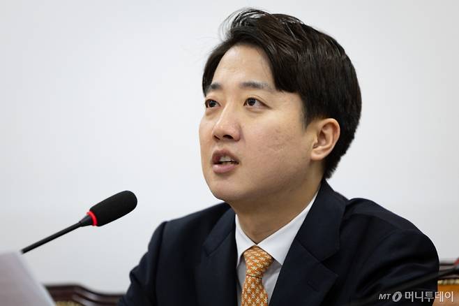 (서울=뉴스1) 유승관 기자 = 이준석 개혁신당 대표가 28일 서울 여의도 국회에서 열린 최고위원회의에서 모두 발언을 하고 있다. 2025.8.28/뉴스1  Copyright (C) 뉴스1. All rights reserved. 무단 전재 및 재배포,  AI학습 이용 금지. /사진=(서울=뉴스1) 유승관 기자