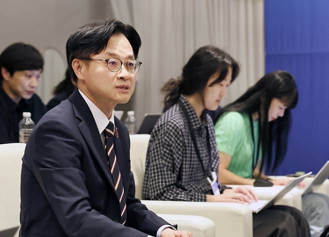 김정관 산업통상자원부 장관이 28일 부산의 한 호텔에서 기자간담회를 가졌다. /사진제공=산업통상자원부