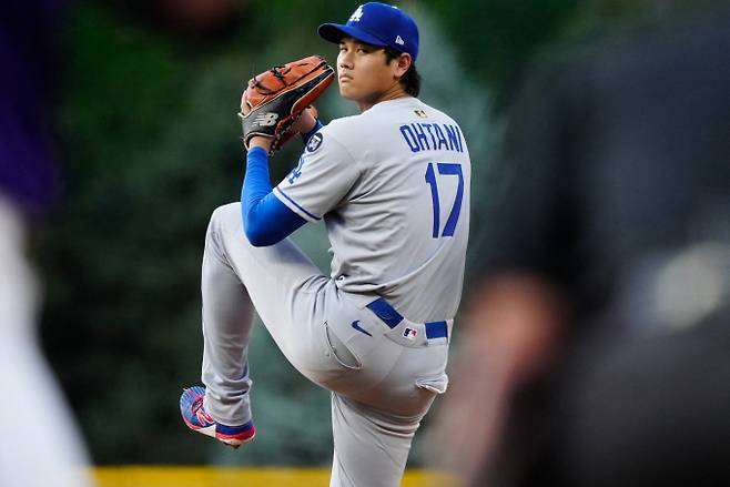 LA다저스에서 활약 중인 오타니 쇼헤이가 시즌 첫승을 챙겼다. 사진은 다저스에서 활약 중인 오타니의 모습. /사진=로이터