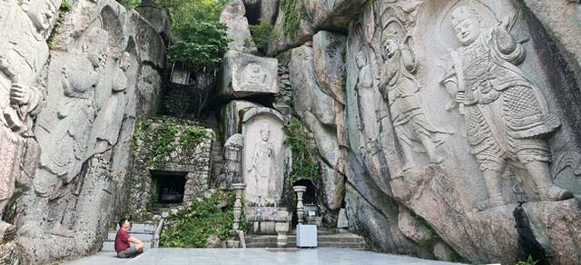 부산 금정산 중턱의 절집 석불사. 대웅전과 칠성각 사이 계단을 딛고 올라서면 병풍 같은 바위벽에다 온통 불상을 새긴 공간이 나타난다. 여기에는 사천왕상과 나한상을 비롯해 29구의 석불이 새겨져 있다. 석굴 뒤쪽의 가장 높은 자리에는 산신을 모신 산령각이 있다.