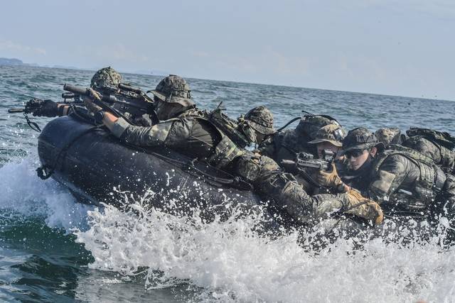 육군특수전사령부(특전사)는 한미 연합연습 ‘을지 자유의 방패’(UFS) 일환으로 지난 25일부터 27일까지 충남 태안 안면도 해상훈련장 일대에서 한미연합 해상침투훈련을 실시했다. 한미연합 특수작전능력 강화를 위해 실시된 이번 훈련에는 한미 장병 40여 명과 미측 F-16전투기 및 UH-60헬기 등이 투입됐다. 사진은 헬기에서 이탈한 특전대원들이 고무보트를 이용해 접안지역으로 접근하는 모습. 육군 제공