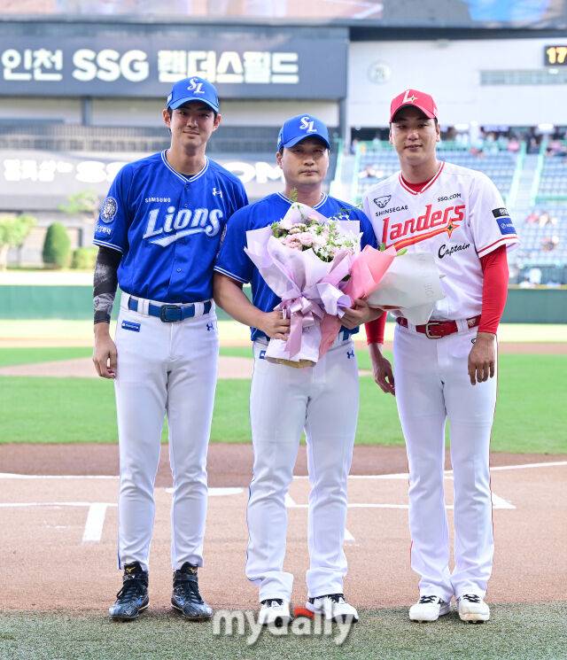 2025년 8월 7일 오후 인천 SSG랜더스필드에서 열린 '2025 신한 SOL뱅크 KBO 리그' 삼성 라이온즈와 SSG랜더스의 경기. 삼성 오승환이 은퇴 기념행사에서 김광현, 구자욱의 축하를 받고 있다./마이데일리