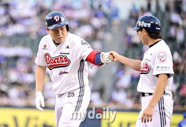 2025년 8월 28일 오후 서울 잠실구장에서 열린 '2025 신한 SOL뱅크 KBO 리그' 삼성 라이온즈와 두산 베어스의 경기두산 양의지가 1회말 1사 2루서 1타점 적시타를 친 뒤 기뻐하고 있다./잠실=유진형 기자