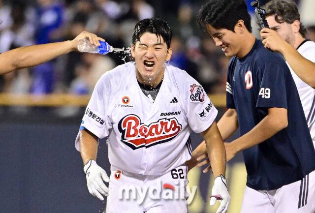 2025년 8월 28일 오후 서울 잠실구장에서 열린 '2025 신한 SOL뱅크 KBO 리그' 삼성 라이온즈와 두산 베어스의 경기두산 안재석이 연장 10회말 2사 1.2루서 끝내기 안타를 치며 7-6으로 승리한 뒤 기뻐하고 있다./잠실=유진형 기자