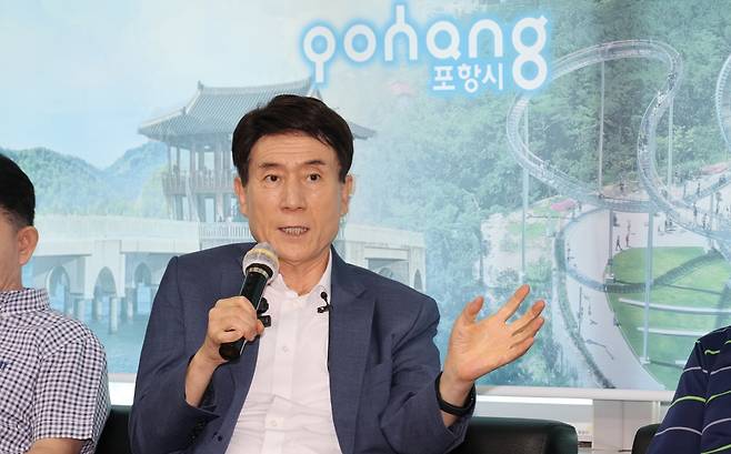 이강덕 포항시장은 27일 시청 브리핑룸에서 지역균형발전을 선도할 산업·주거·복지 융합형 통합 주거복지모델 구축 관련 기자간담회를 가졌다.[포항시 제공]
