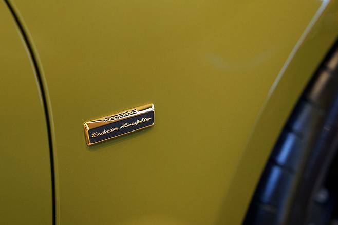 신형 911 스피릿 70의 포르쉐 익스클루시브 매뉴팩처 배지 [포르쉐코리아 제공]