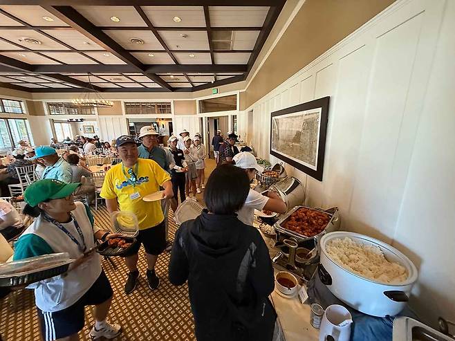 BBQ 치킨을 먹기 위해 LPGA 선수들과 관계자들이 기다리고 있다. [제너시스BBQ 그룹 제공]