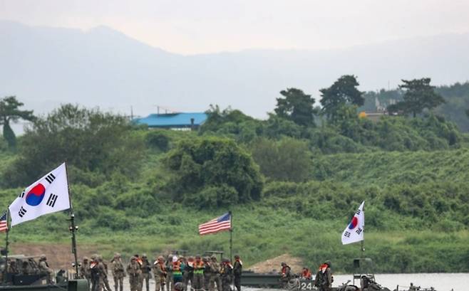 한반도 유사시 방어를 위한 한미 연합군사훈련인 ‘을지 자유의 방패’(UFS) 연습이 28일 종료됐다. 한미 장병들이 제병합동 도하훈련을 실시하고 있다. [한미연합사 제공]