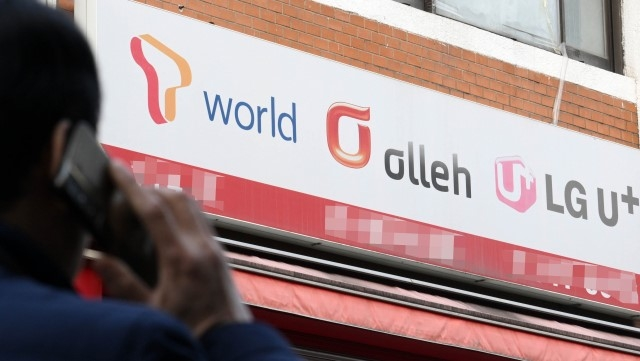 서울시내 한 휴대폰 매장 앞을 시민이 지나고 있다.  이상섭 기자